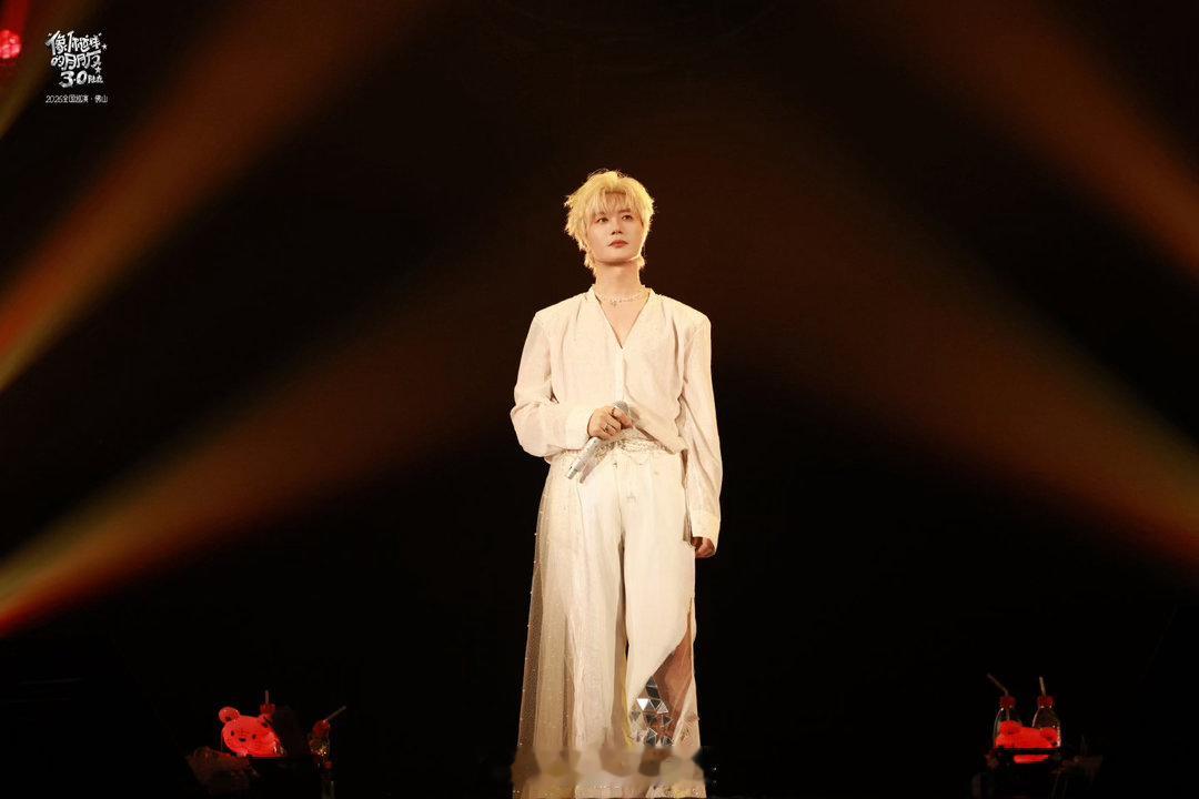 陆虎谢谢佛山 生日场选在佛山，他说是因为佛山的名字好听。这个理由太陆虎了，随性又