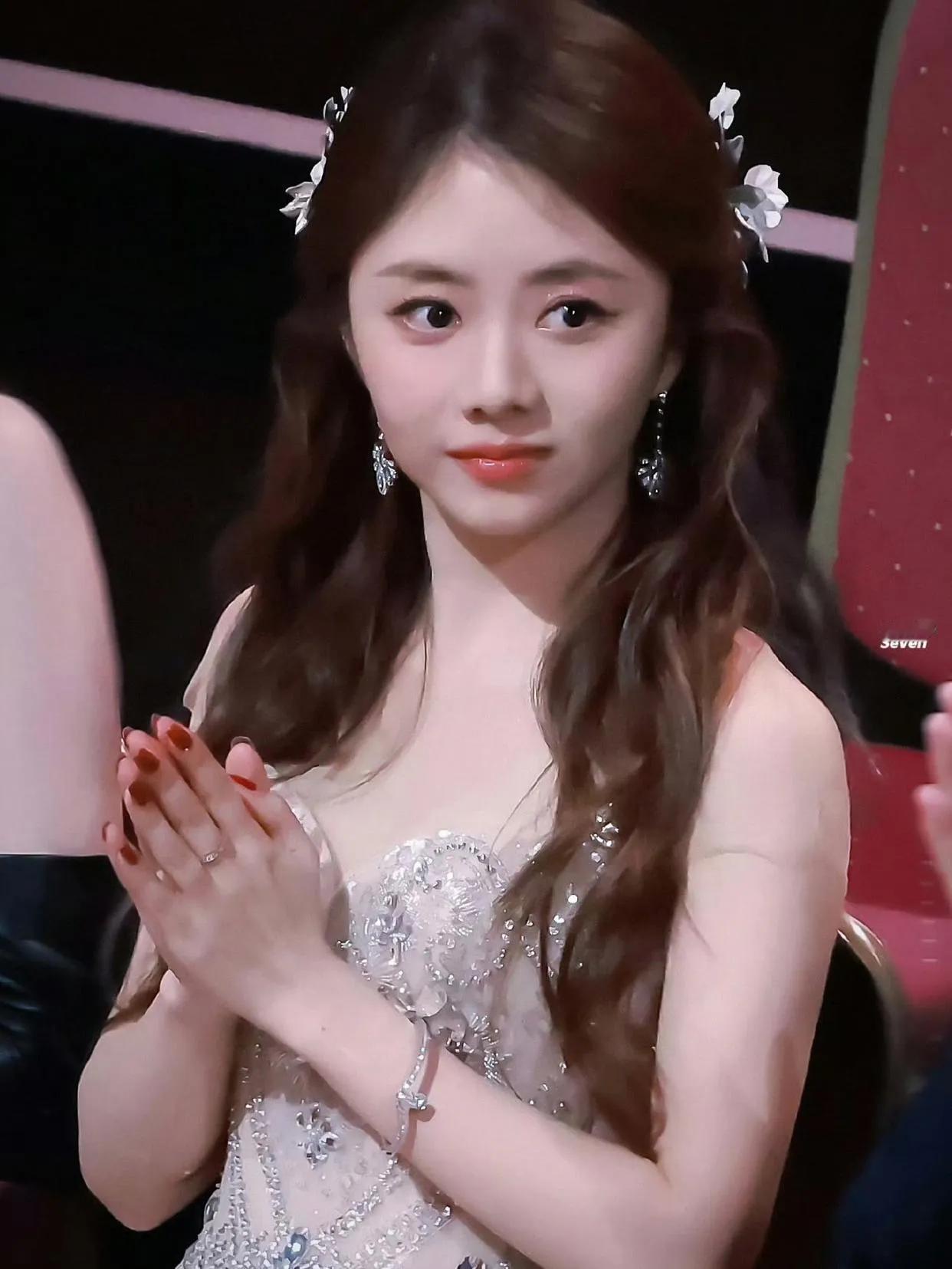 谭松韵这个造型太好看了，这和耿耿有什么区别？她是真的不会老啊！这状态，说她二十岁