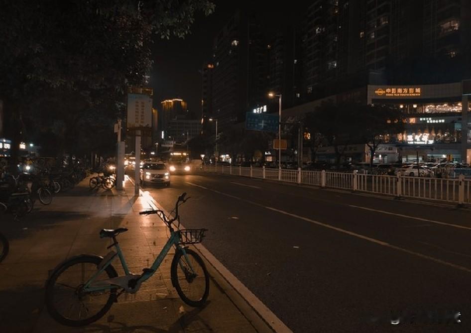 成年人的世界，真话里掺杂着套路。年少时总以为相处该毫无保留
长大后才明白那些亳无