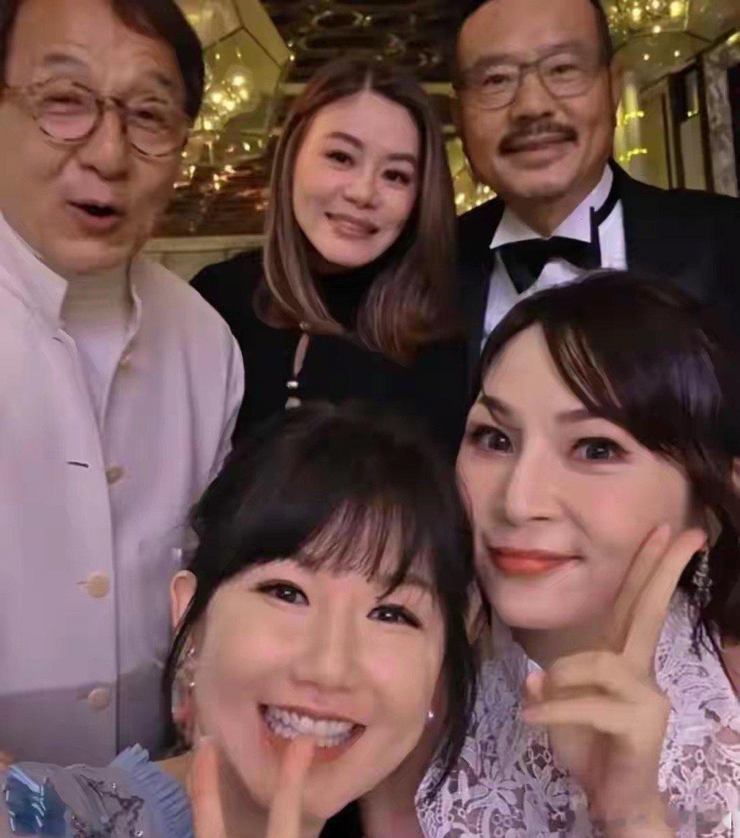 成龙谭咏麟现身低调婚宴成龙谭咏麟现身低调婚宴，宾客阵容值得细看，一场婚宴能把成龙