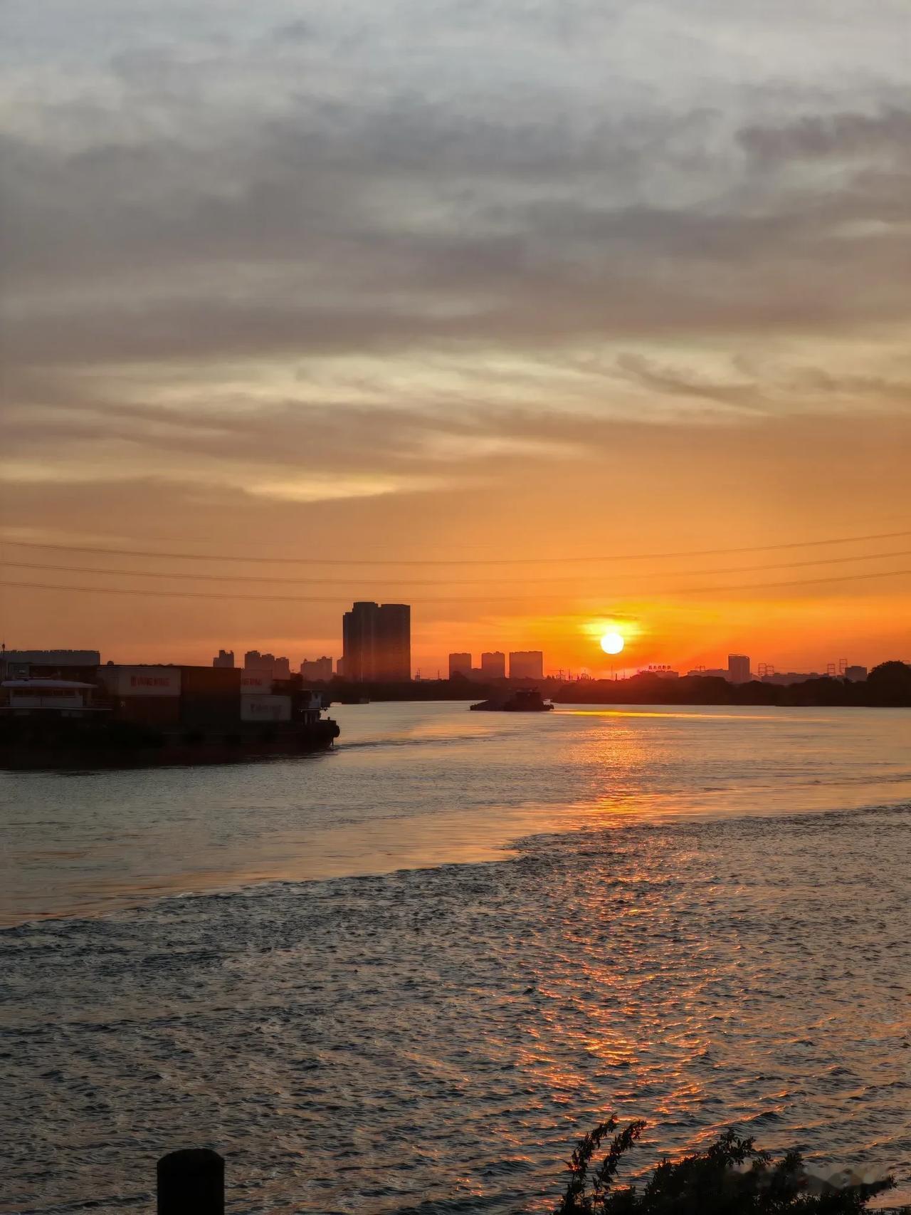 夕阳余晖，船影摇曳。

每天到江边散步，这份美景不可多得！