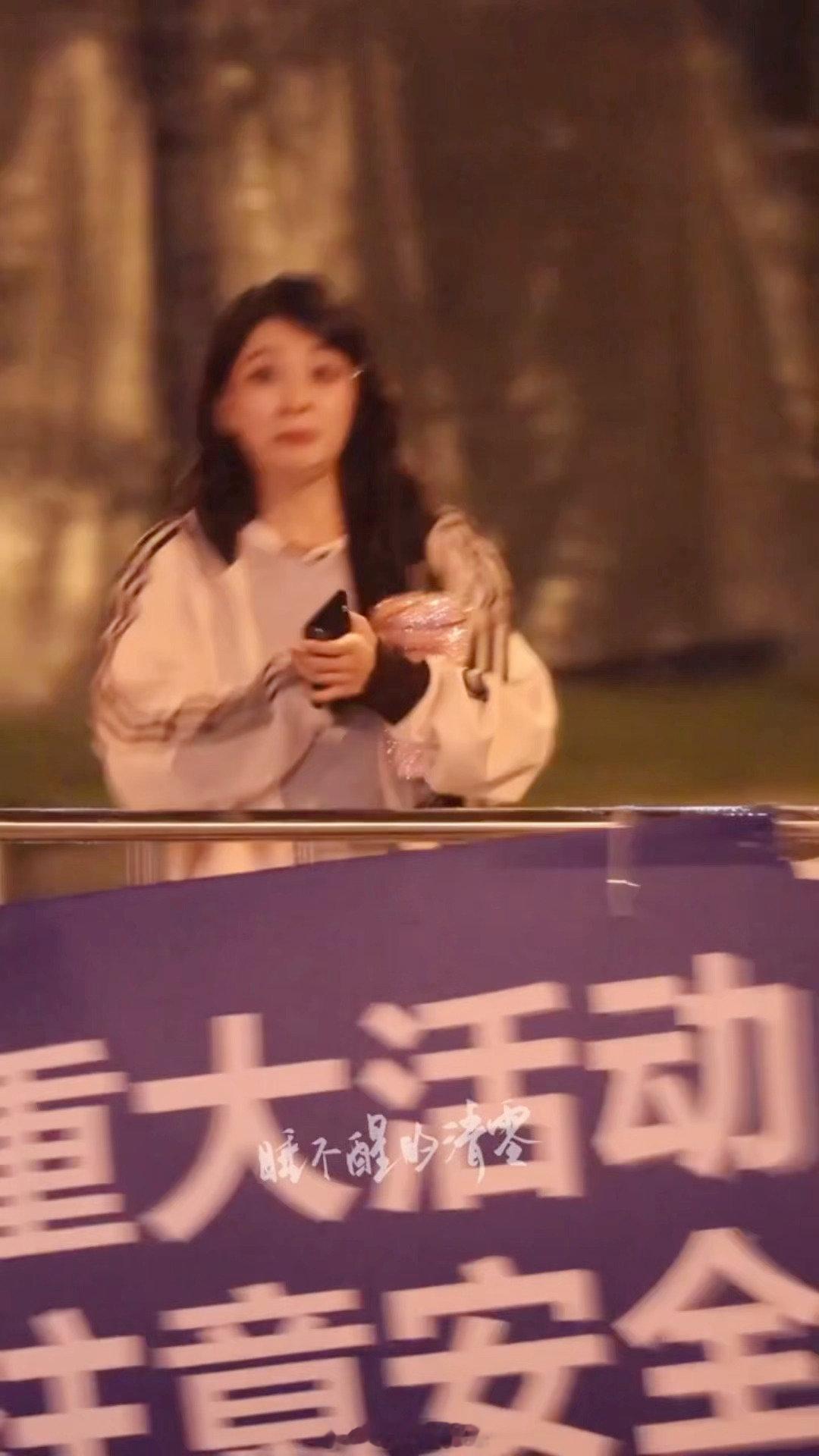 孙怡听到粉丝唱她单曲的反应 本来安安静静的，突然被粉丝合唱单曲包围，孙怡瞬间手足