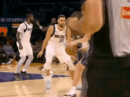 碰瓷、走步、假摔！
现在的NBA早就不能叫竞技体育了，完全成为了一场秀。
当年以