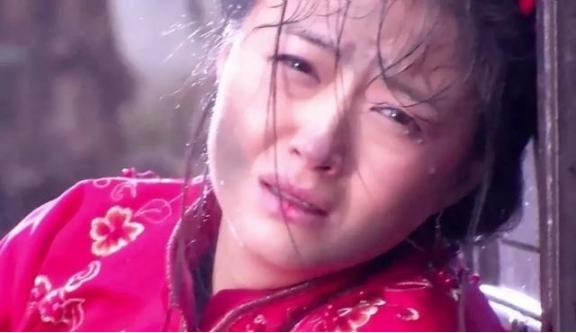 1933年，鬼子把一小媳妇摔在炕上，扑上去就要解她的腰带。小媳妇拼命挣扎，绝望时