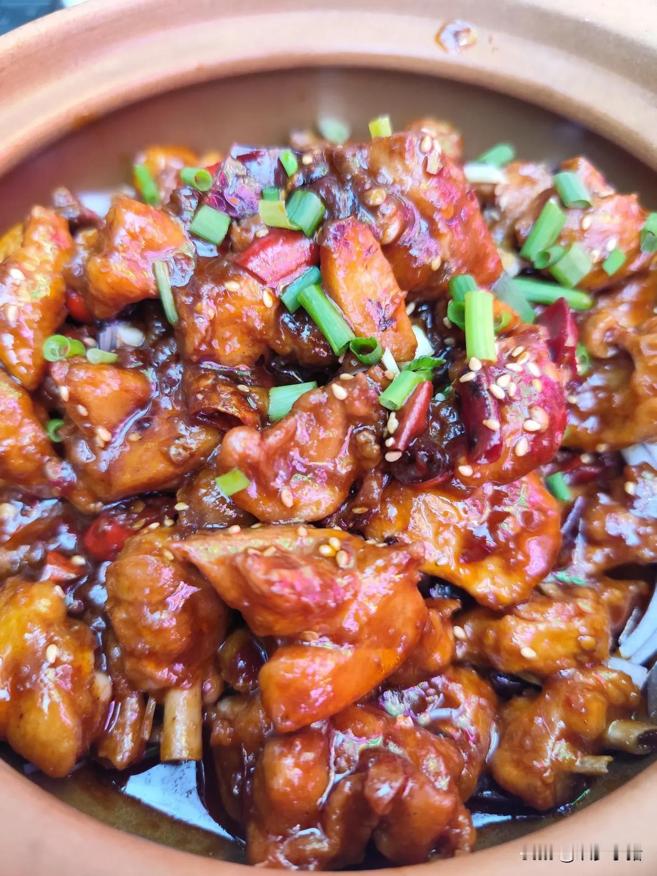 今天吃鸡煲，小姐姐直接拿手端上来，我还好奇她真是铁手，原来一开始不热呢。是先做好