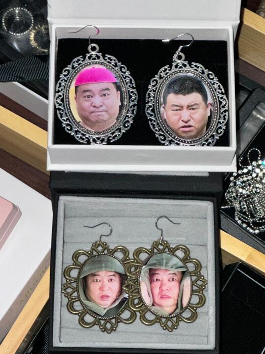 我爸送给我妈的耳环，说出门必须带上他…..