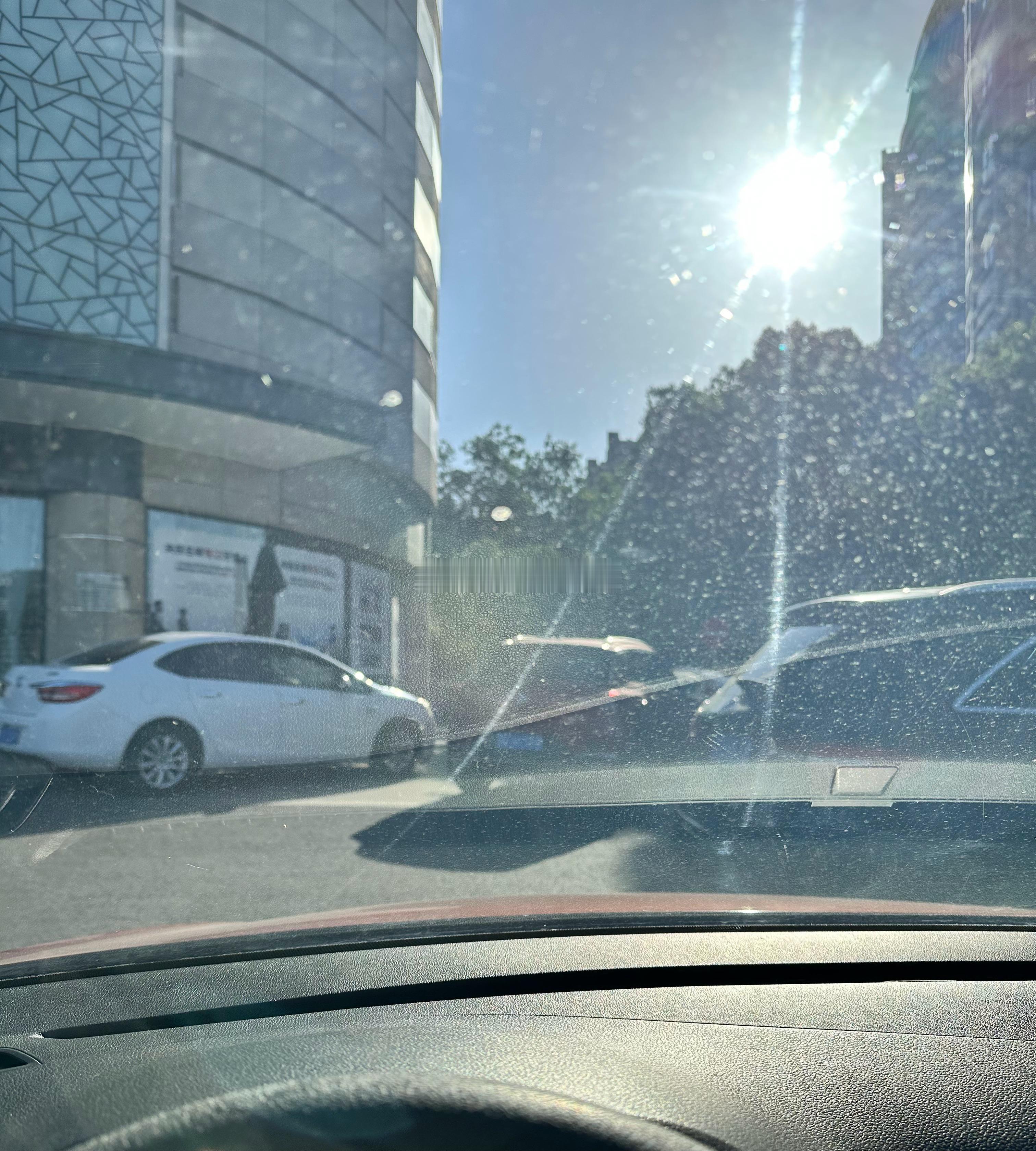 燃烧的陀螺仪  黑车停在我前面，我右转简直考验我的技术 不过问题不大，我能转过去