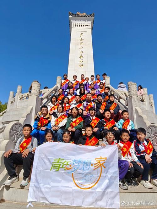 4月4日，唐山师范学院教育学院开展"清明踏青寄思，徒步缅怀先烈"活动。师生身着校