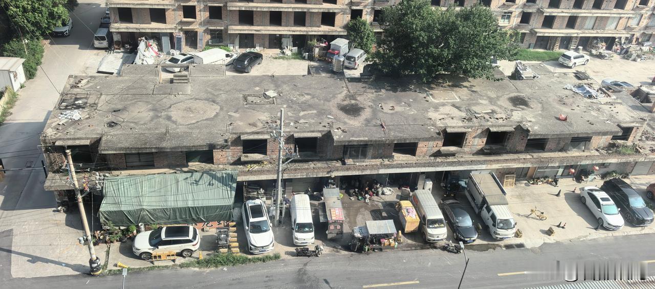 【西安未央朝晖路：多年烂尾楼，成为周边居民一块心病】
在西安市未央区徐家湾街道辖