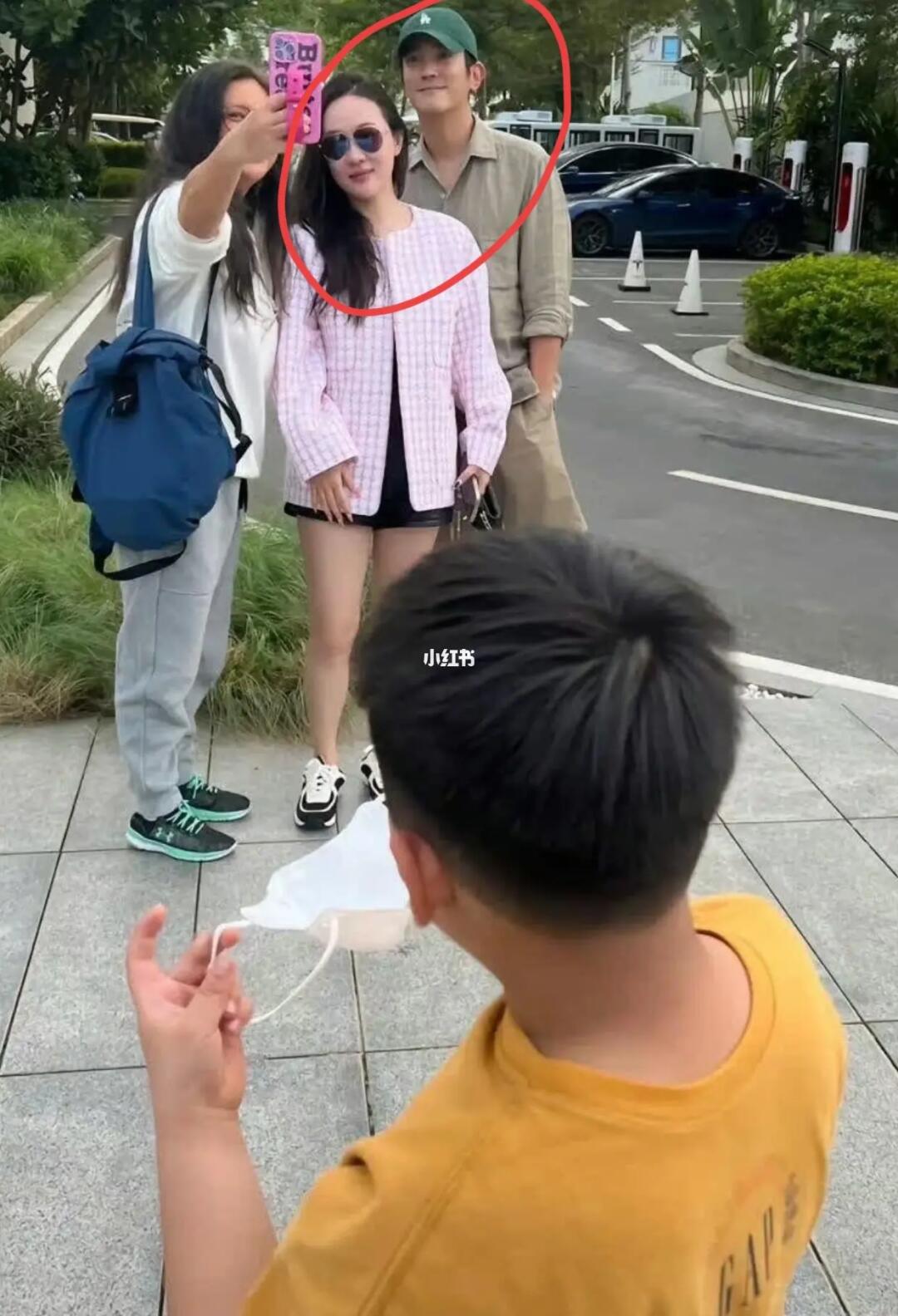 偶遇霍思燕，杜江带着娃度假
