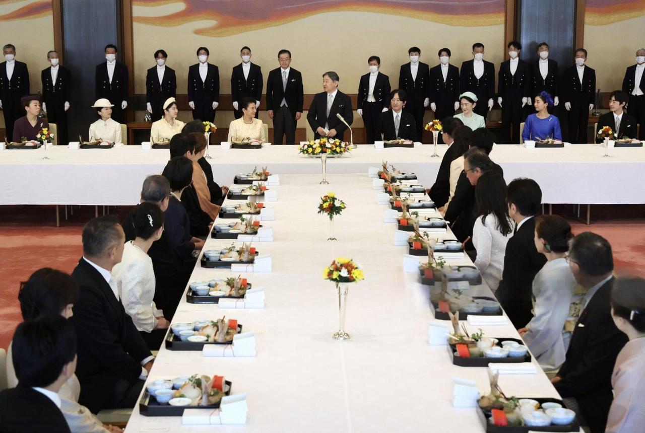 吃席了，日本德仁天皇66岁大寿，一人吃4两鱼。
去年德仁国王摆席，给客人吃的饭，