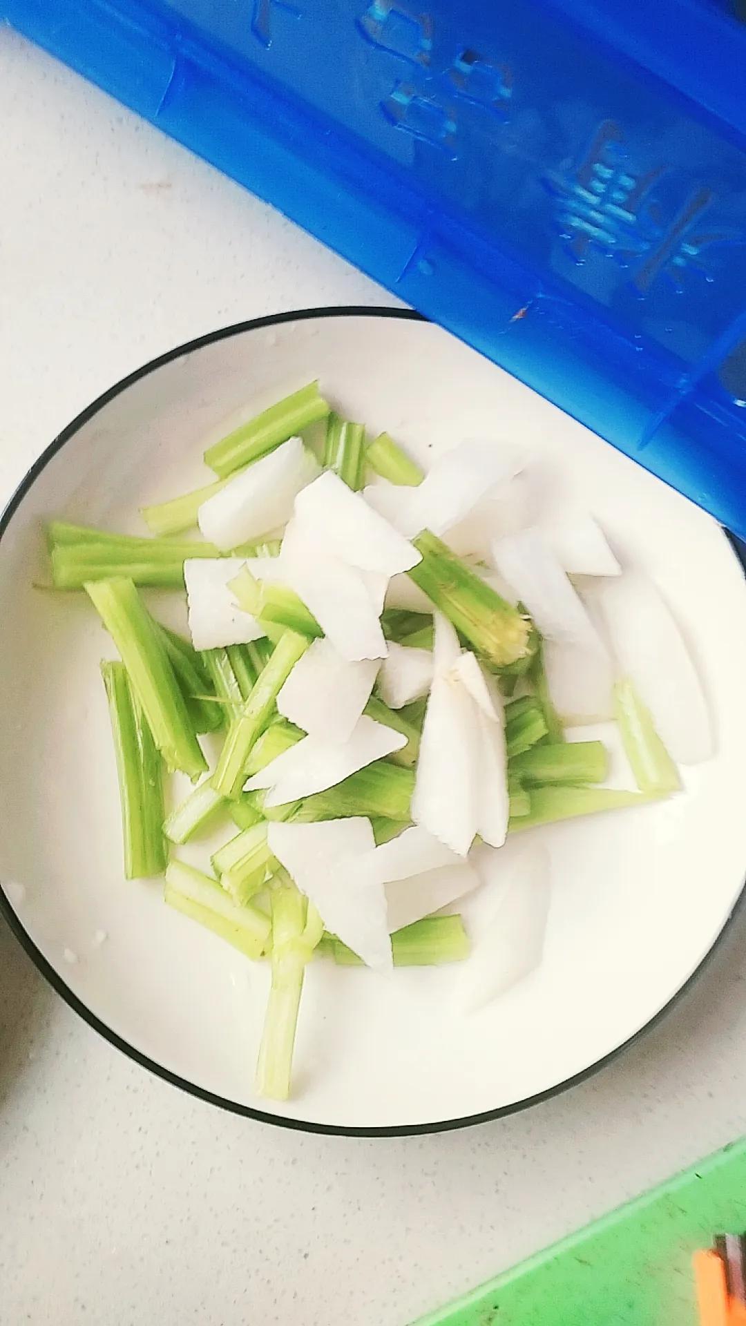 我要找一个满眼都是我的老头，还要帅的老头���，行吧[我想静静][我想静静