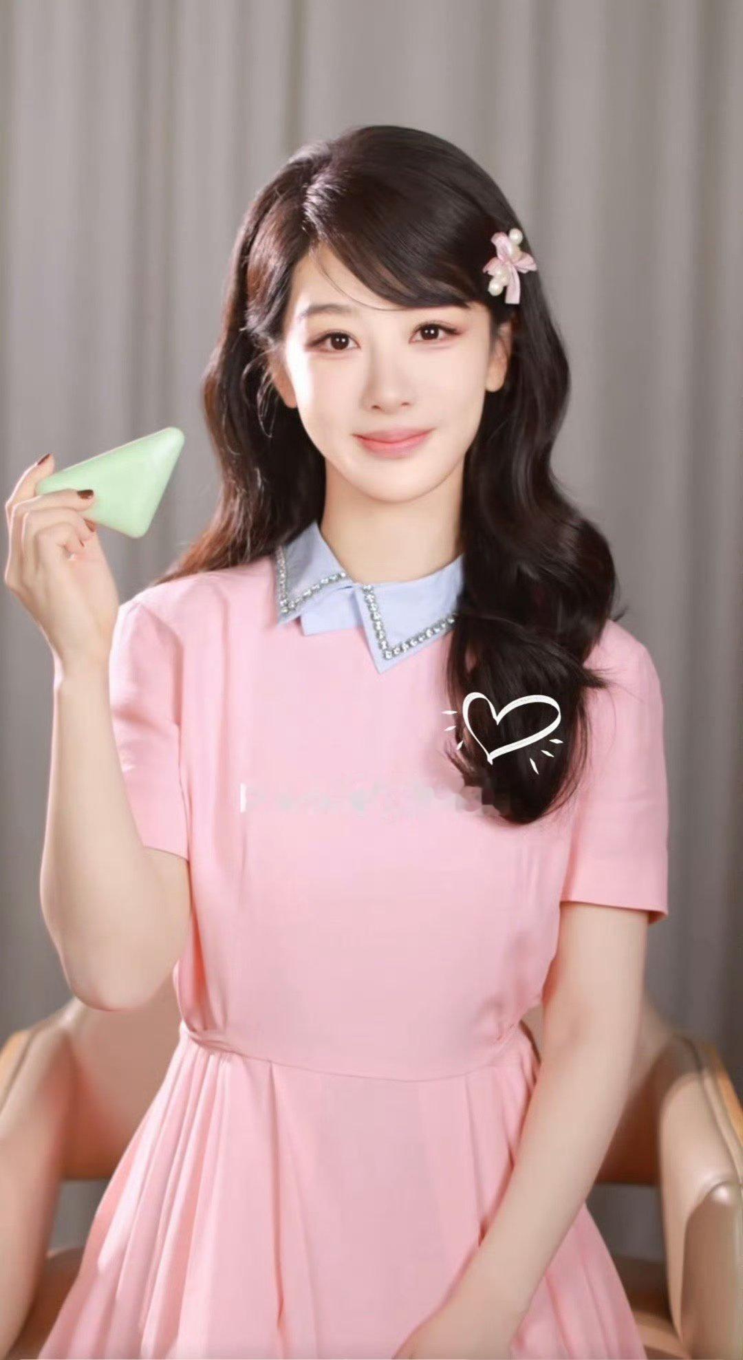 杨紫粉色蝴蝶结珍珠发卡杨紫粉色连衣裙look 哇紫妹这套好嫩 ！！ ​​​