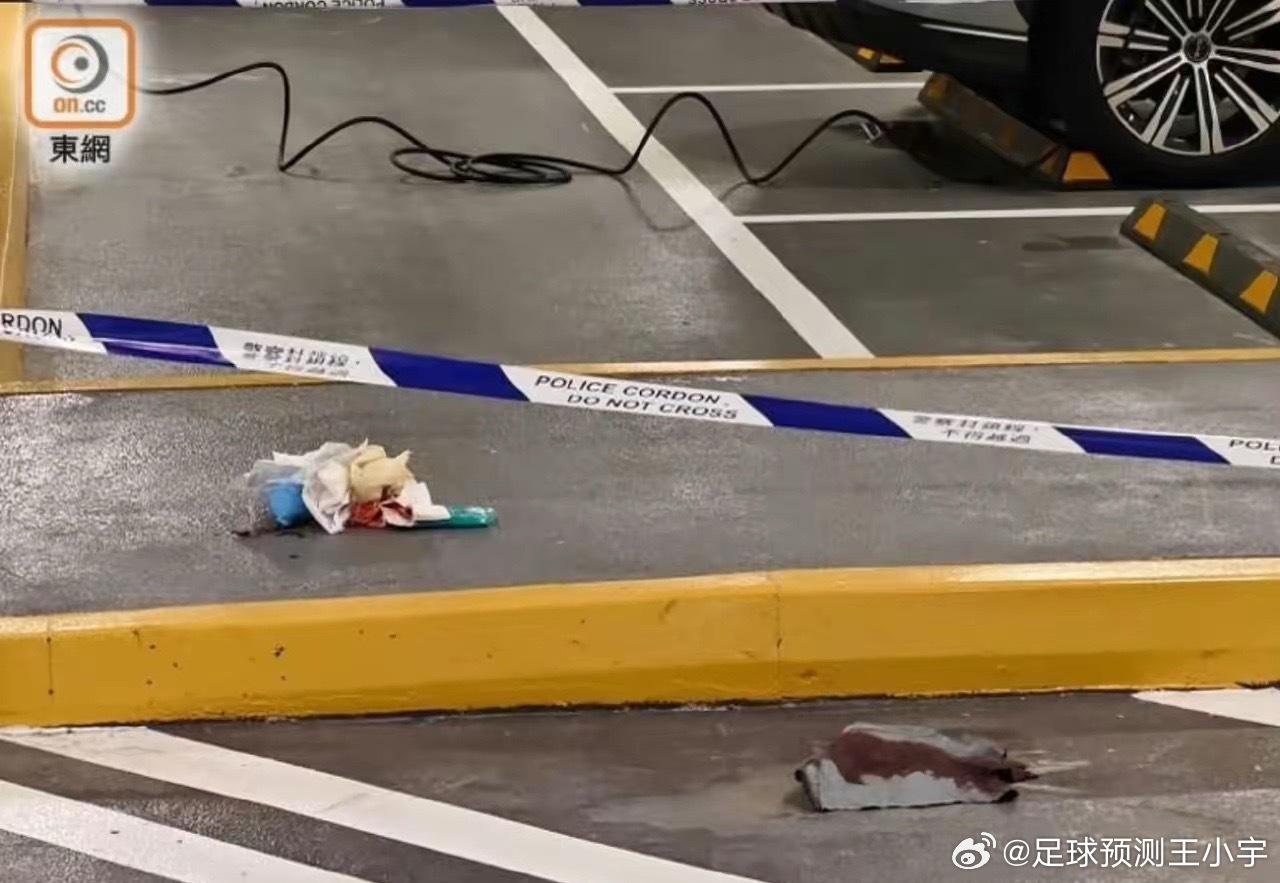香港机场发生黄金大劫案今天就在刚刚香港机场价值700万港元金条被抢一名刚从印尼巴