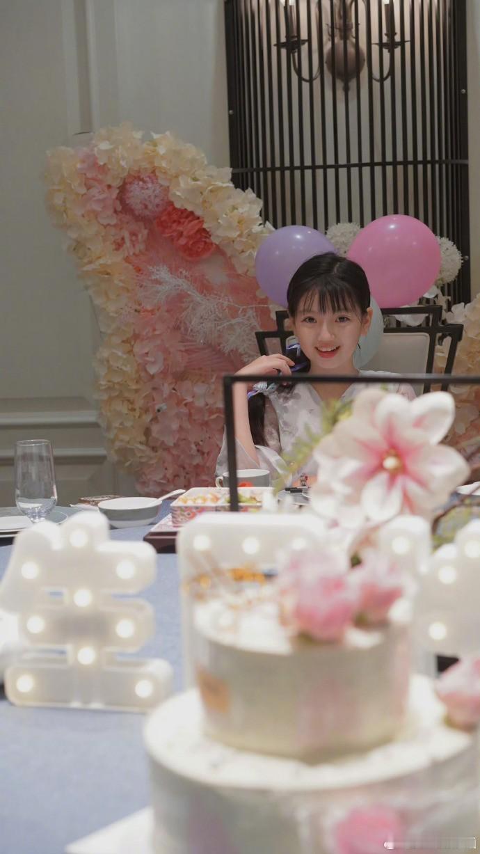 《爸爸去哪儿》小女孩阿拉蕾已经12岁了，还是那么软萌可爱，但又亭亭玉立 
