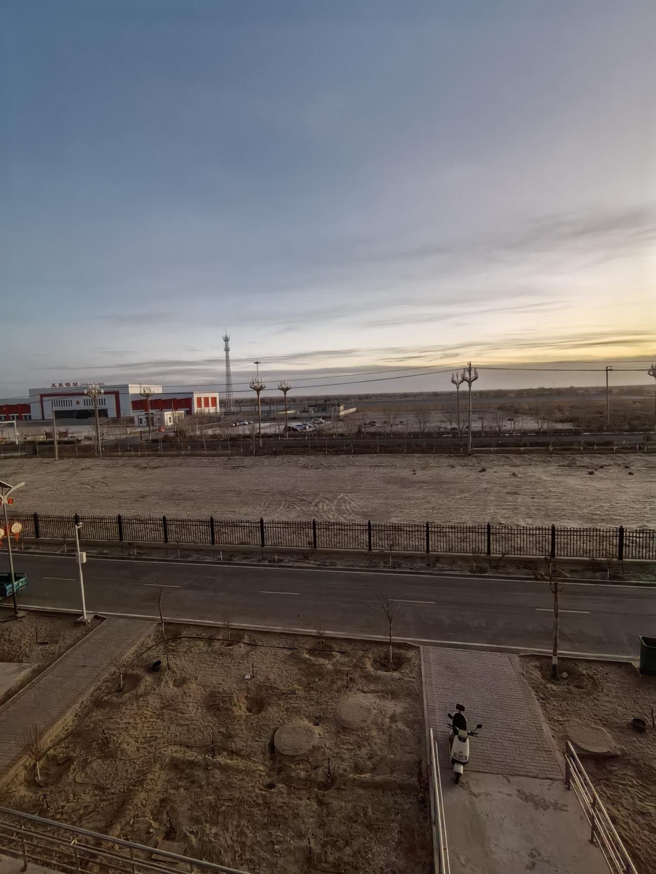 记录我的2026二二五团玉泉镇晚上20点的火车站，远处就是万山之祖的昆仑山[烟花