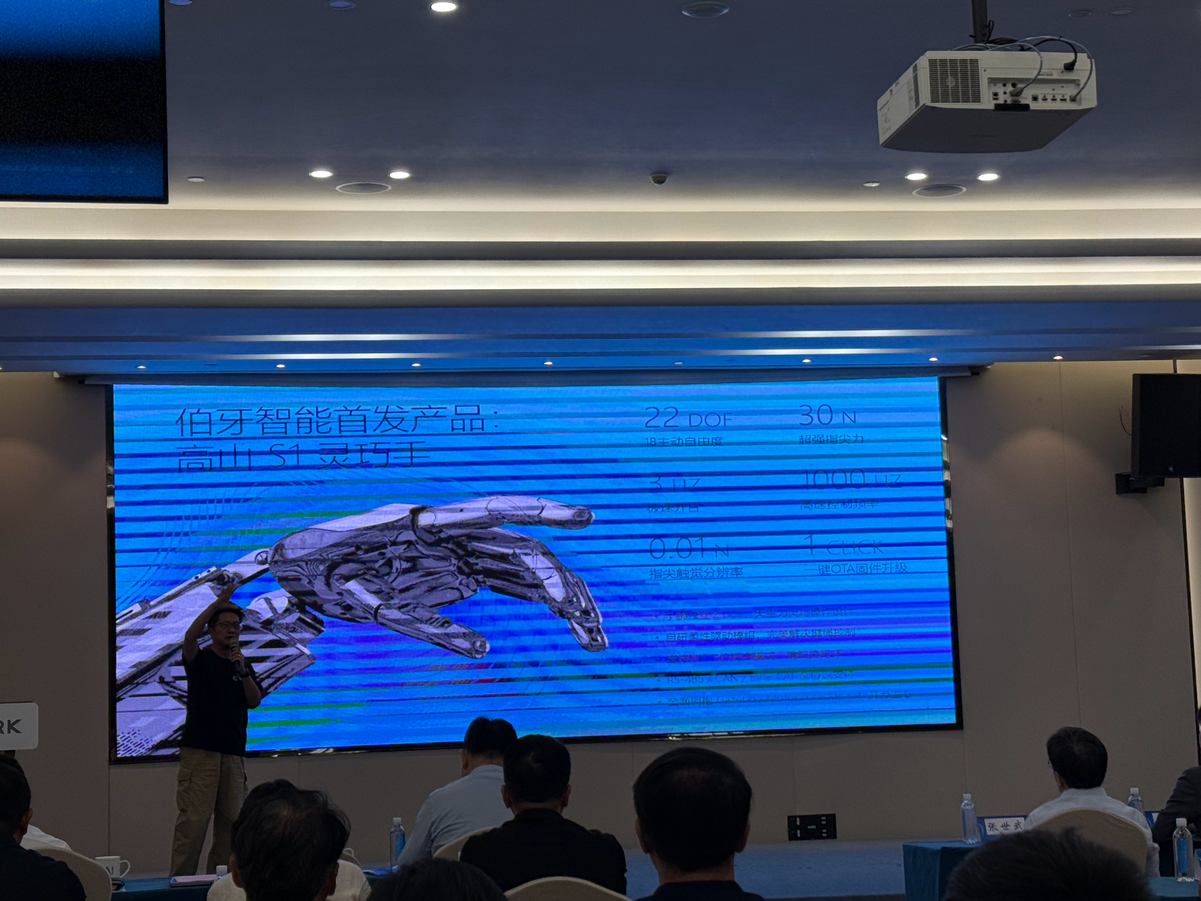 伯牙智能的灵巧手，18个主动自由度，0.01N的指尖灵敏度。这个部件相当于车上的