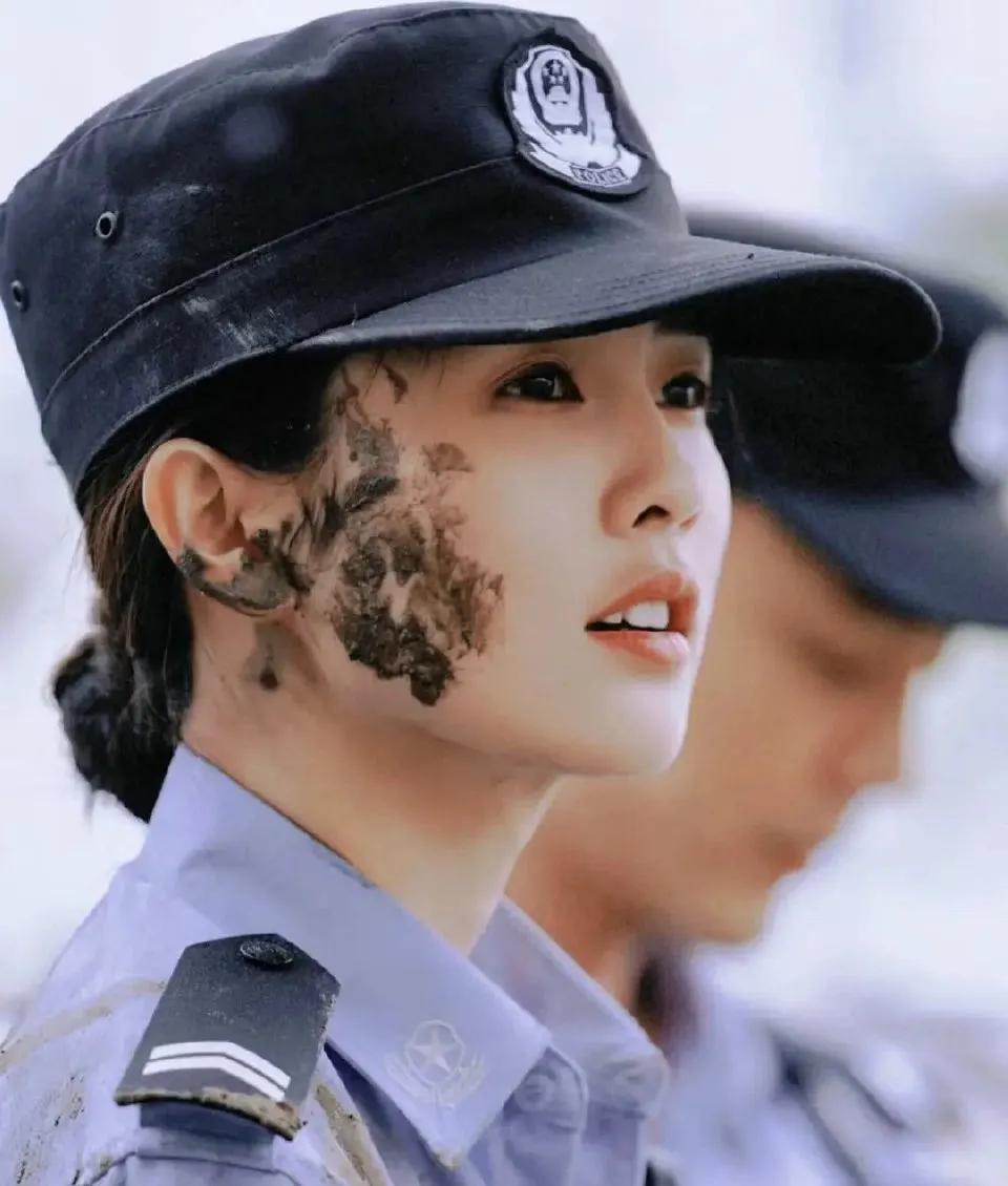 白鹿今年再拍一部正剧吧《警察荣誉》里面素素的妆容就很美啊#追剧日常#