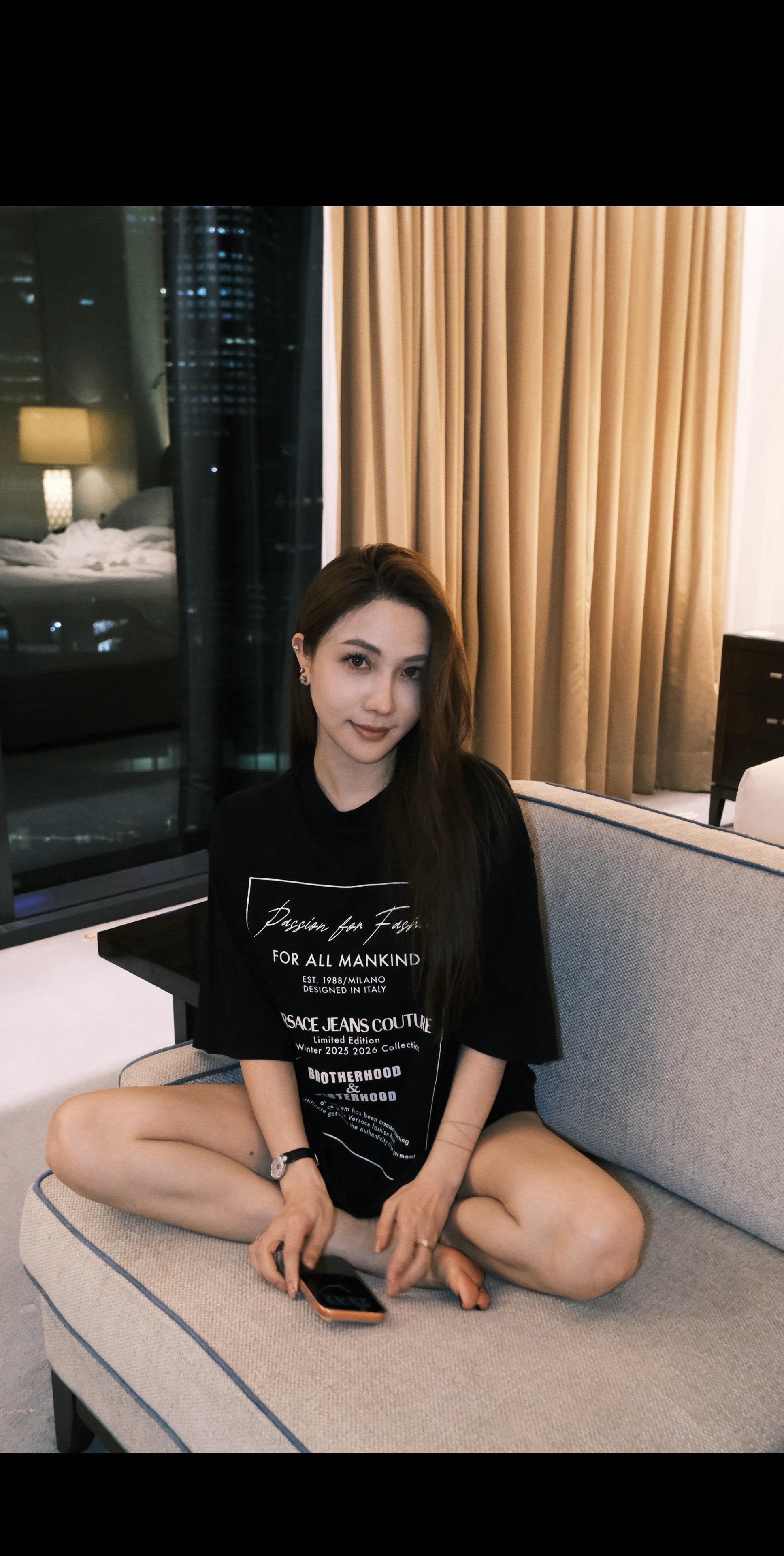 看着马路上川流不息的熙熙攘攘 越觉得匹配不上生活的温度 。