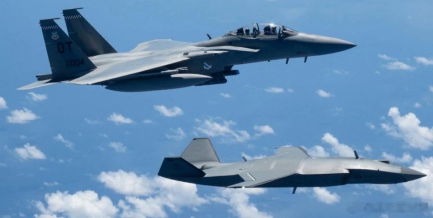 美空军发布F-15EX与MQ-28编队影像，有人无人协同迈出关键一步2026年7