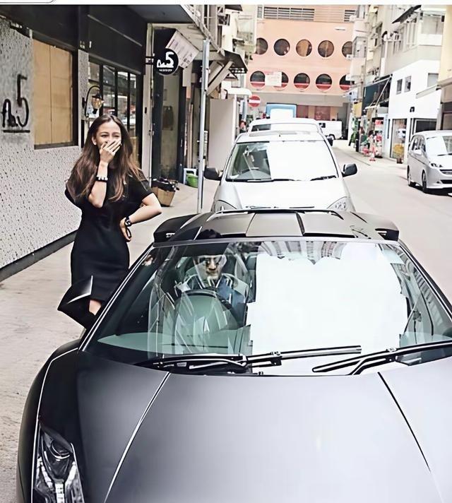 黄晓明曾经的浪漫，2014年，原本在台湾的黄晓明，特意跑到香港为Angelaba