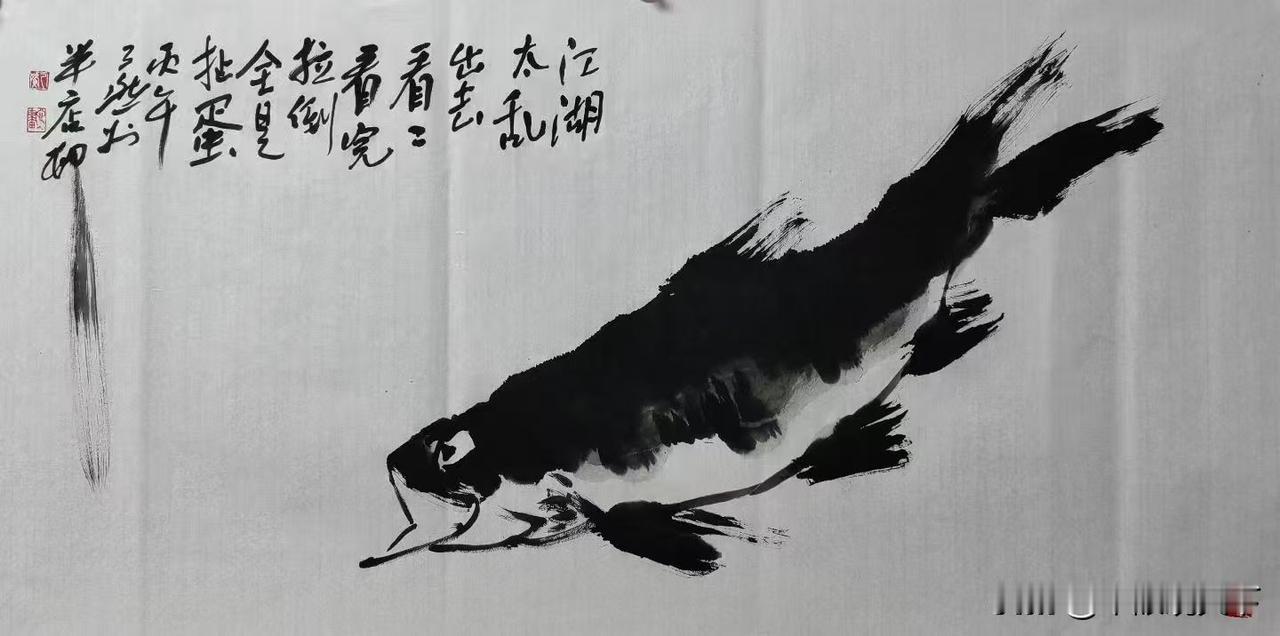 郑州有位画鱼的老师，因其画作形象逼真，求画者不少。有人说，他画的鱼按斤卖。