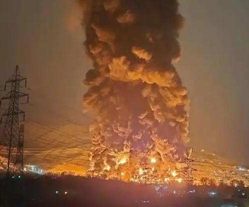 伊朗遭袭下“黑雨”，白昼变黑夜，美以互甩锅，油价破100美元要疯了

麻烦看官老