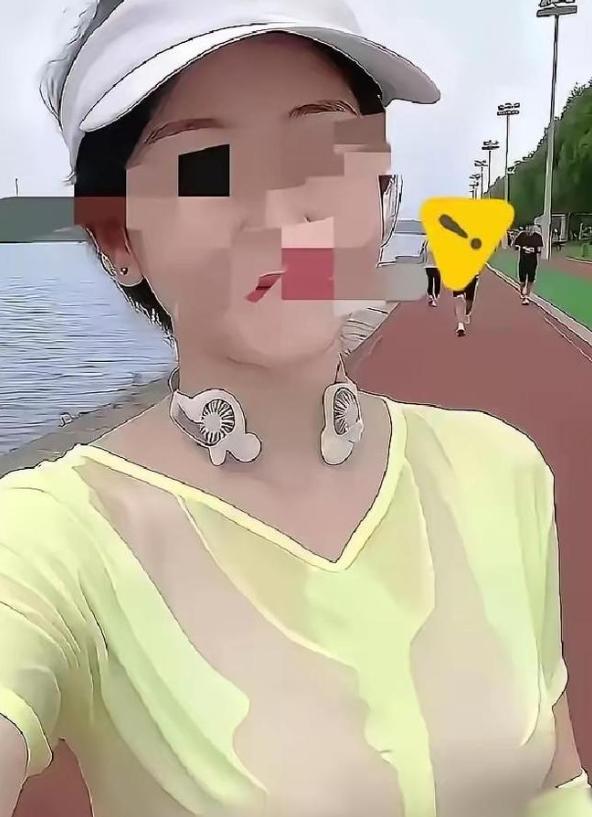 上海的一段晨跑视频，短短半天播放量硬生生砸破了百万。画面里，一个女的跑得浑身湿透