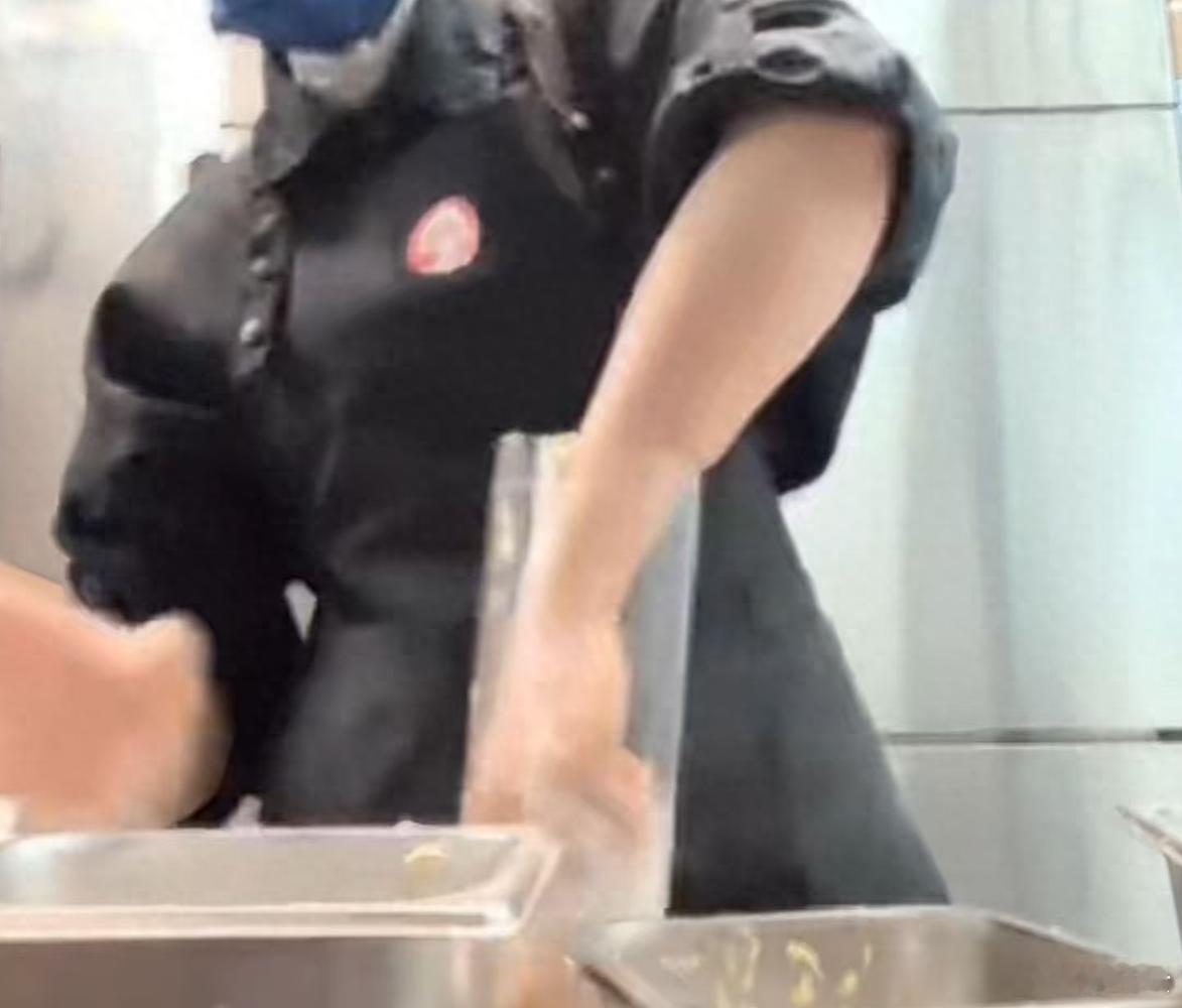 霸王茶姬辞退涉事店员 近日，“霸王茶姬一名工作人员徒手搅拌奶茶”的视频引发关注。