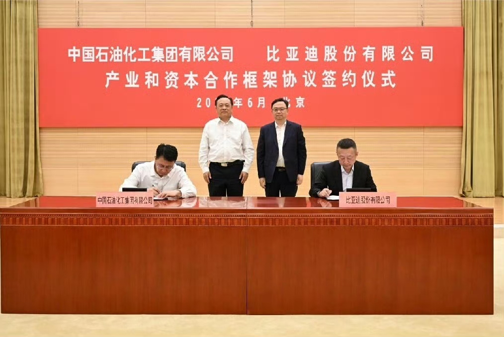 电车车主从前出门总被充电难题困扰，找桩碰壁、排队等候，遇上低温充电还大幅降速。好