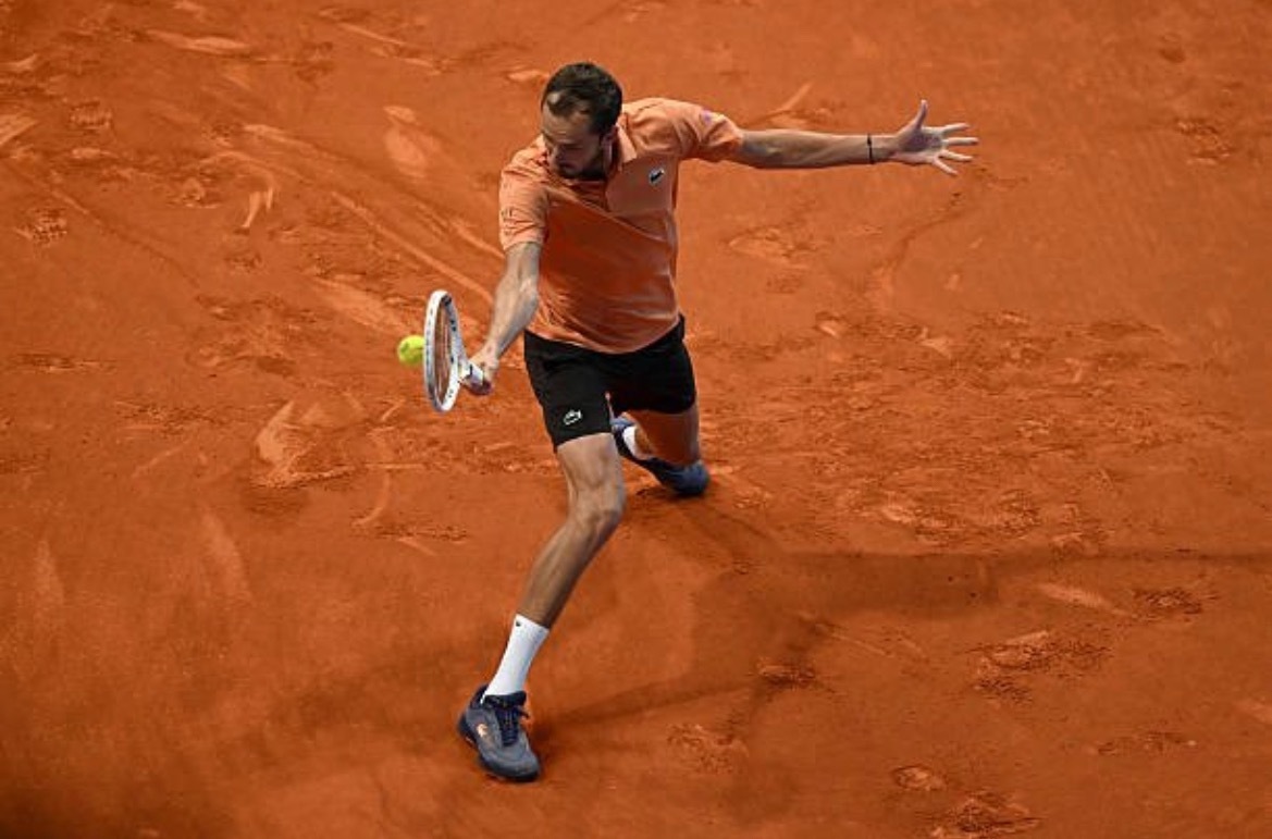 体育大赏 梅德韦杰夫在马德里大师赛以6-2 6-7 6-4击败法比安·马罗赞，本