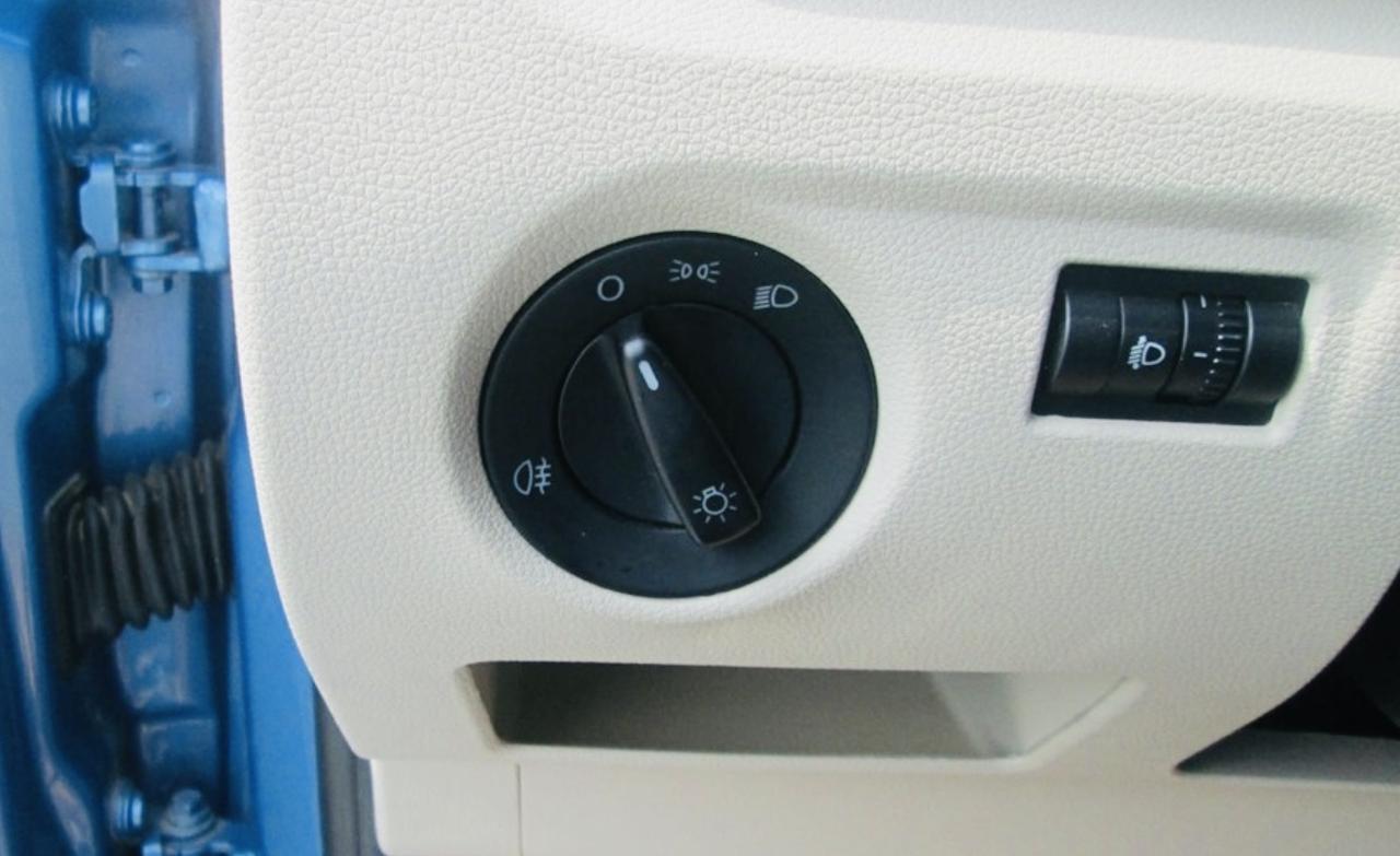 怀念当年我的小晶锐上的大灯开关，简洁、明了，操作便捷。把事情复杂化称之为创新或者