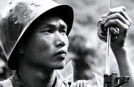 [太阳]1990年，重庆街头，一个农民被数十个混混围攻却丝毫不惧，反而徒手接住扔