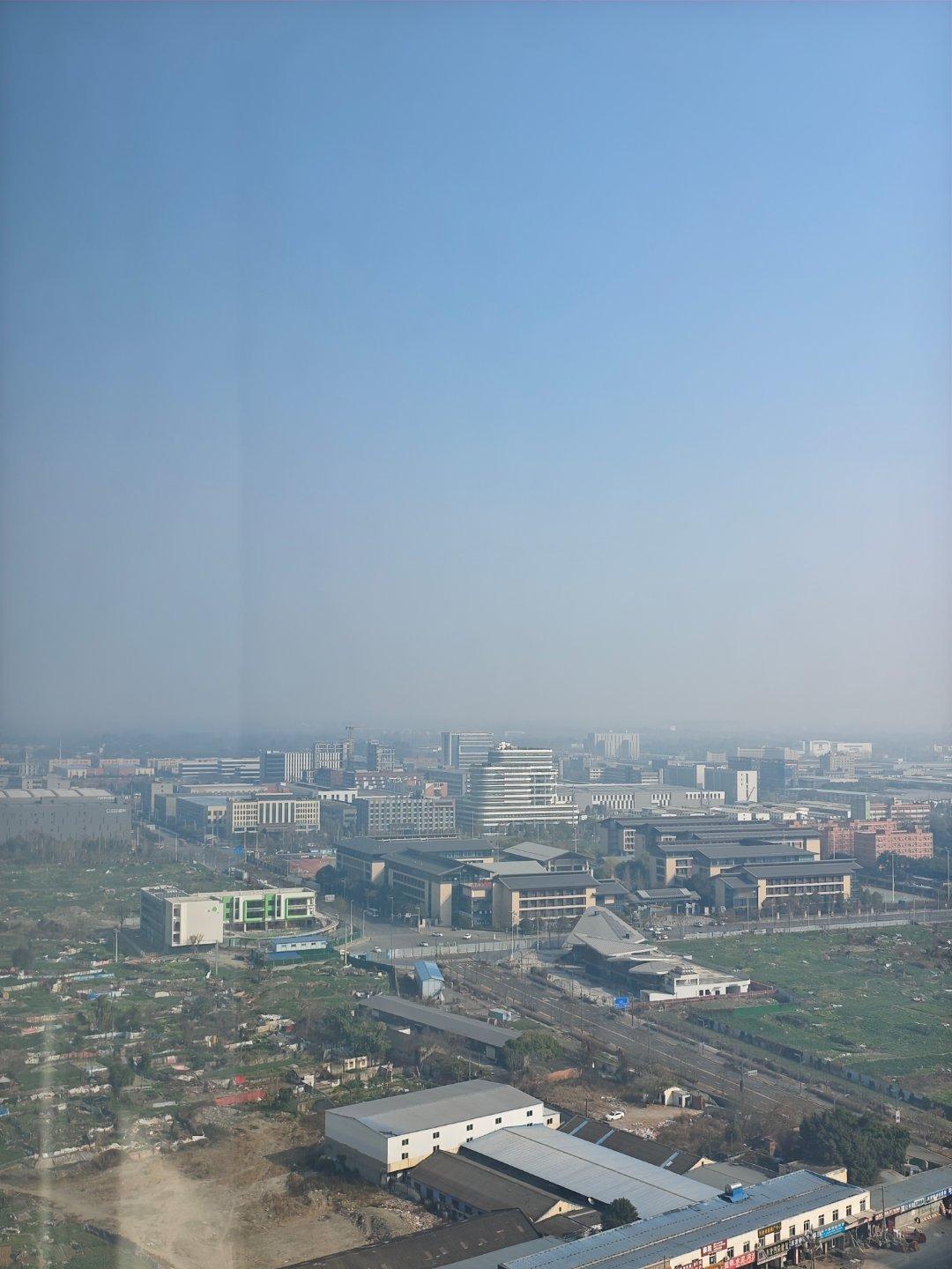 成都天气就是直这样，明明大太阳，但就是雾蒙蒙的