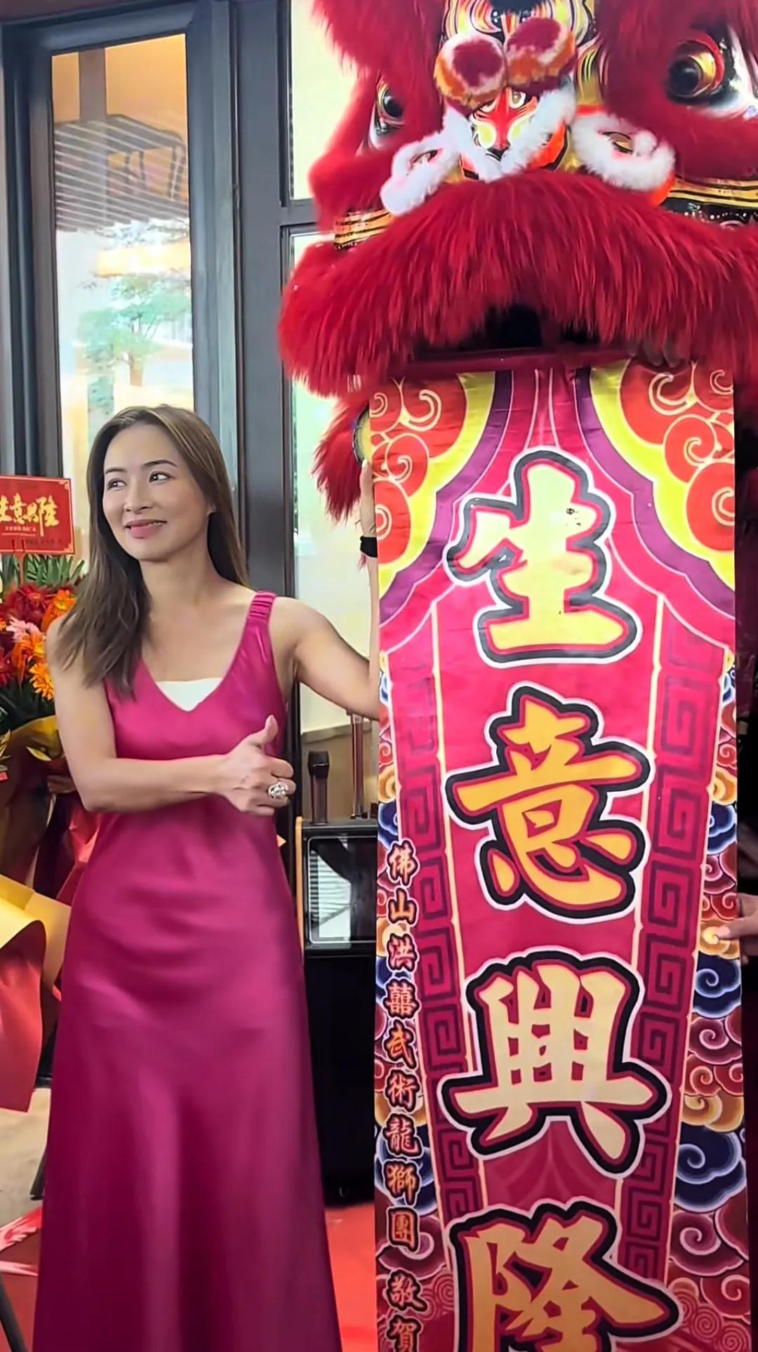 51岁香港小姐在佛山开云吞分店，开业现场锣鼓喧天、舞狮助兴，场面十分热闹 ！
9