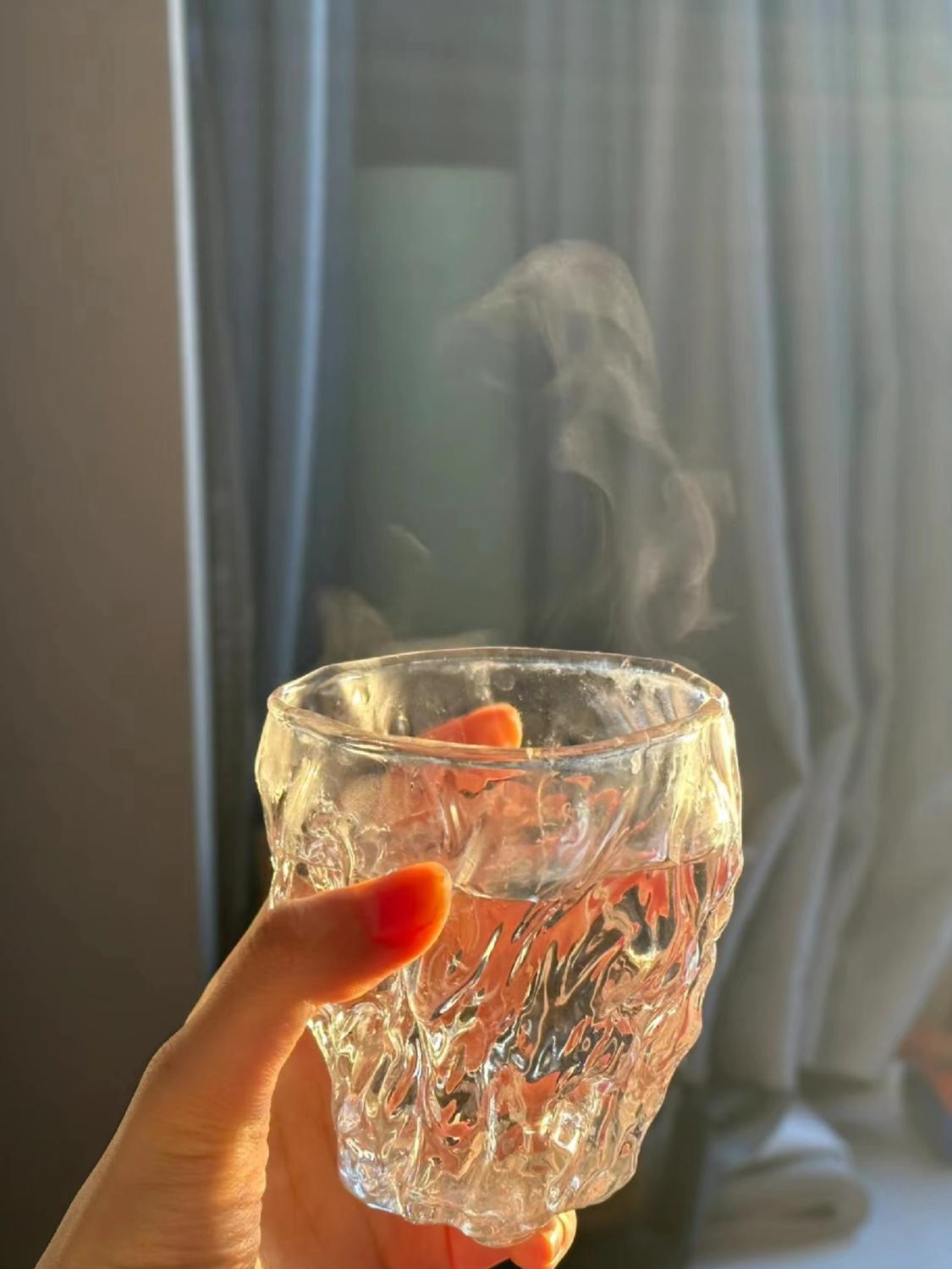 起床到底是先喝水还是先吃饭? 
有谁跟我一样？
每天起早必须先喝一杯水！
谁懂啊