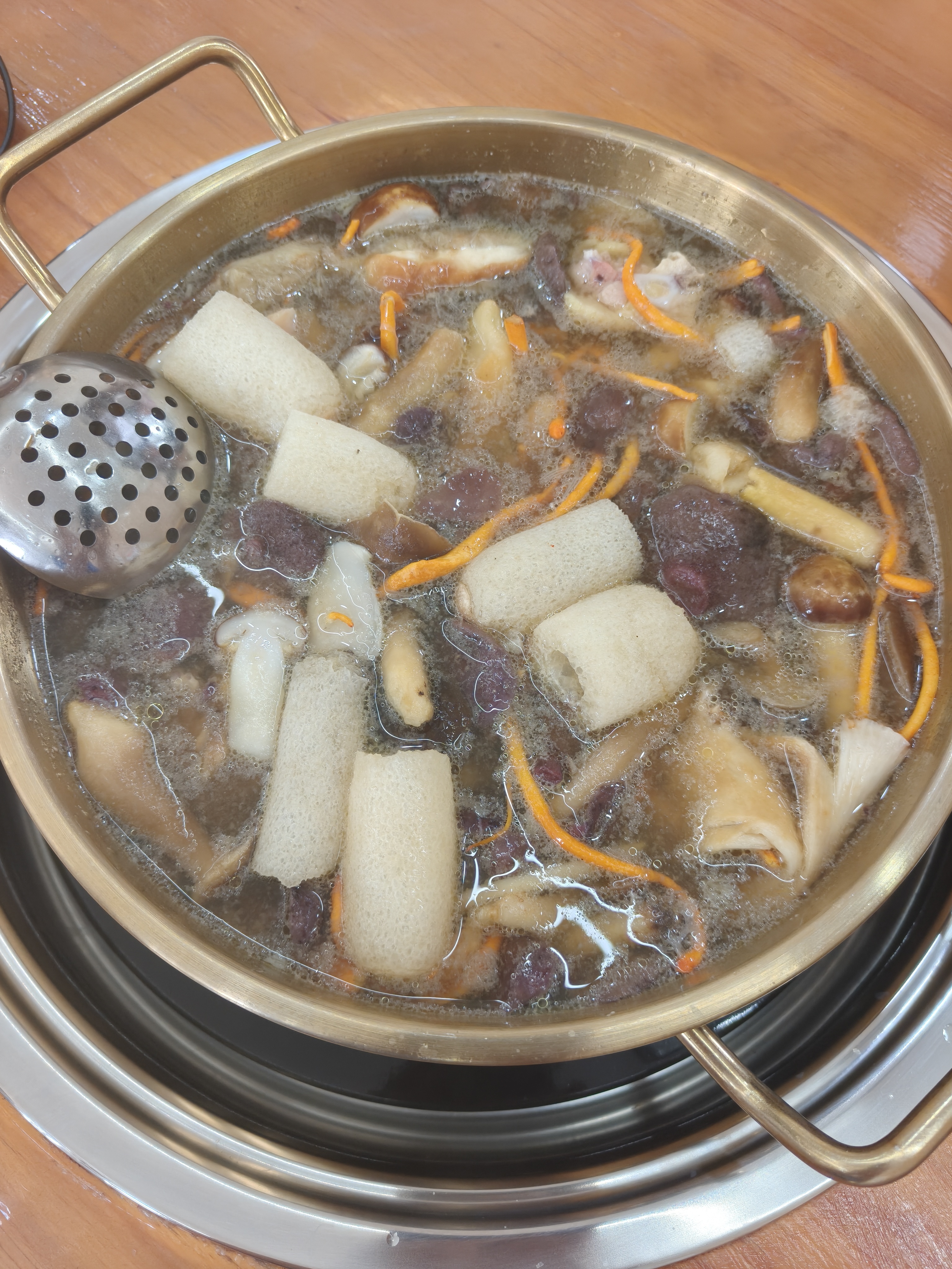 云南野生菌火锅，可能有些人特别喜欢。我吃了一下，感觉还行，但也不至于特别喜欢。 