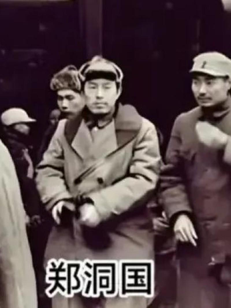 1977年，一个21岁的女孩在北京遇害，凶手是她工厂里的同事，动机只是求爱不成。