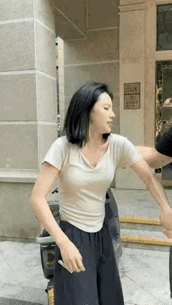 不是一家子，不进一家门，两口子一个套路，老公下手有情，老婆下手无情，没有最狠，只