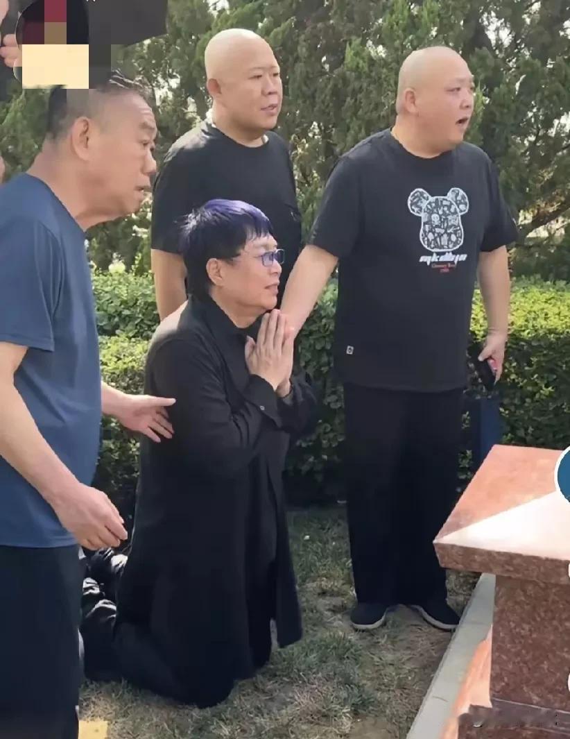 王为念从国外回来了，专门去干爹杨少华之墓和老爷子做了告别！看王为念双手合十，双膝