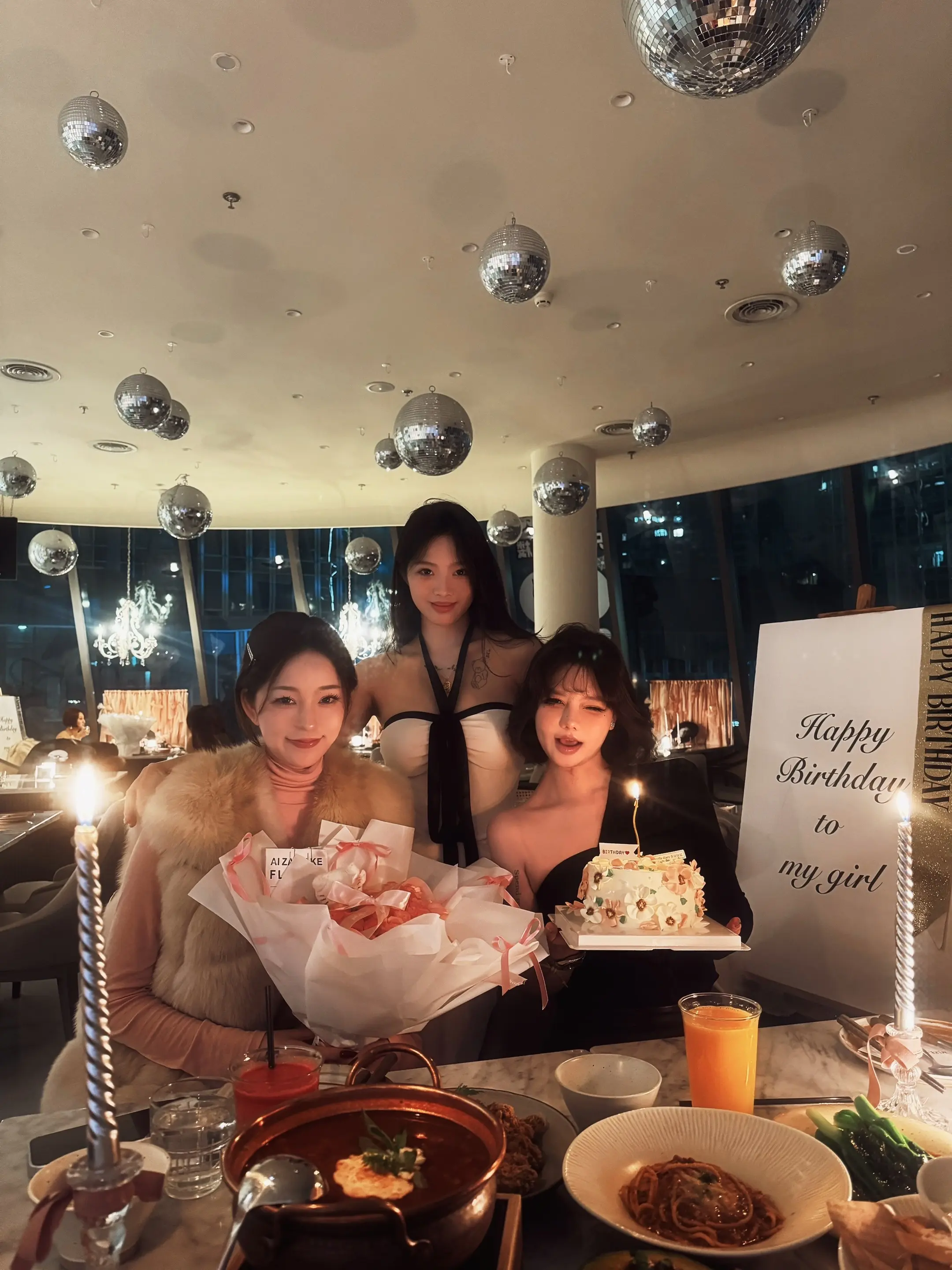 这个月注定要甜死吃了好几个蛋糕🧁了 谢谢baby们给我过生日 🎁爱你们