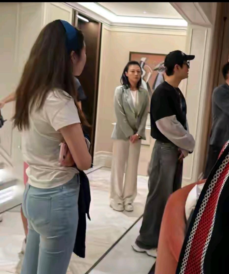 黄晓明现身上海看房！和baby当年的婚房早处理妥当了？
 
最近有网友在上海偶遇