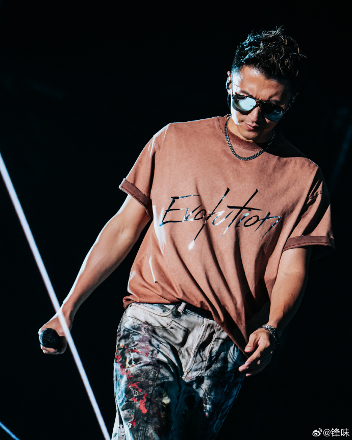 澳网女双冠军夸赞谢霆锋 谢霆锋打网球也太拼了吧！发球又快又准，连澳网女双冠军都夸