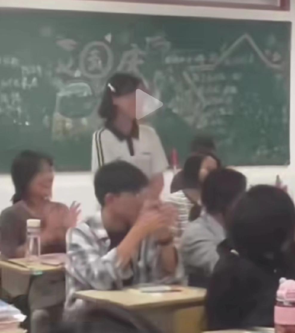 安徽这位“全能学神”女孩厉害了！

期中考试语数英物化政历史，科科都是第一名，总