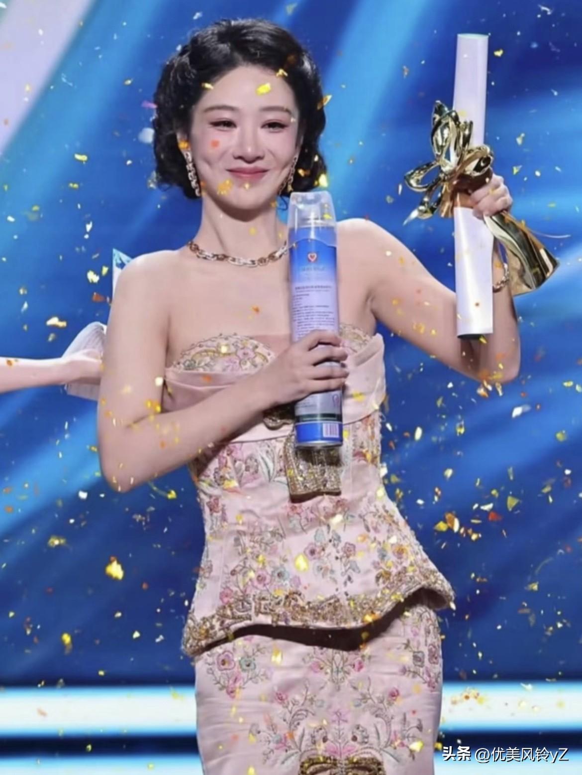 杨紫的获奖感言太牛了！
第一，感谢背后加理由，就不再是客套，而是真心！她记得所有