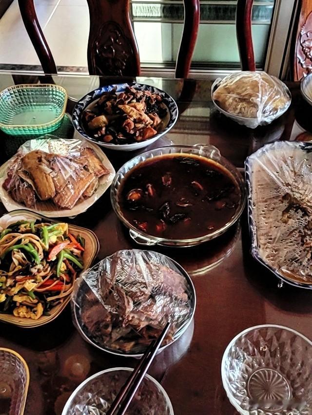 集卡领红包喽，
大年初二喜来到，
亲人团聚乐融融。

美味佳肴来准备，
举杯同庆