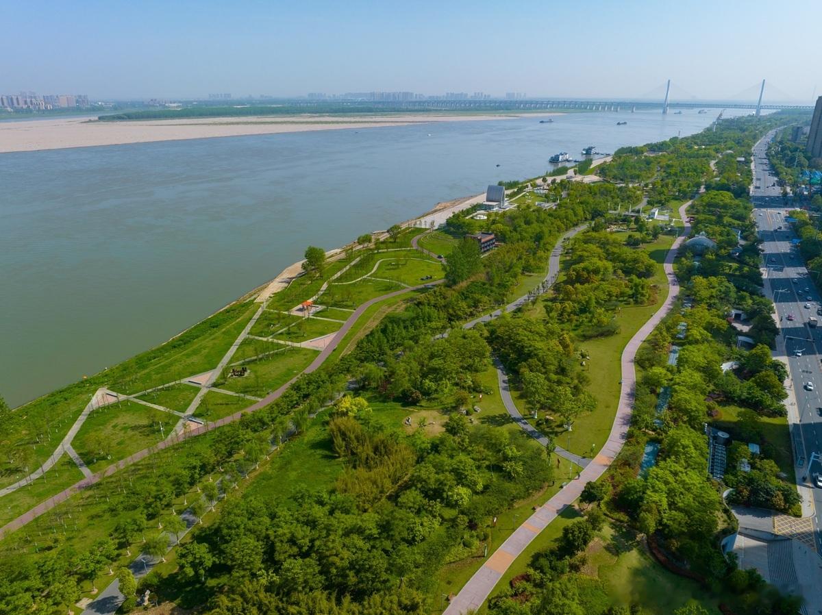 【连锁企业生死线：别在旧地图里找新大陆】连锁行业正经历一场“升维竞争”。总部与门