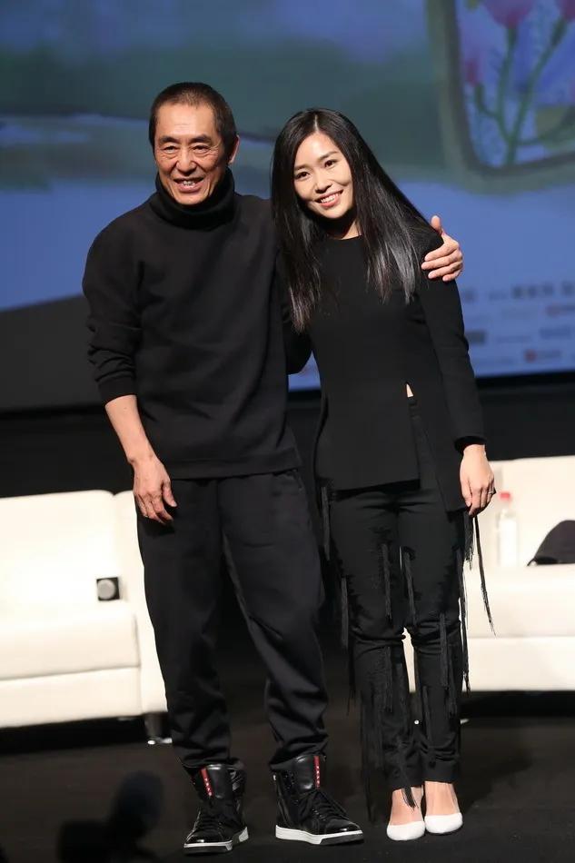 你们有没有发现张艺谋的大女儿长的有点儿像巩俐，尤其是那双眼睛，还有，还有那个鼻子