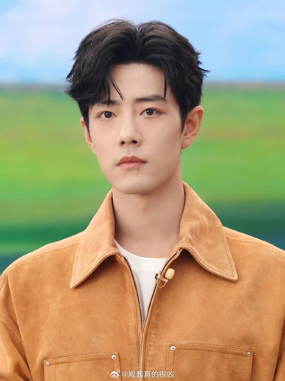 肖战今日品牌直播造型图，阳光帅气，状态满分[点赞] ​​​