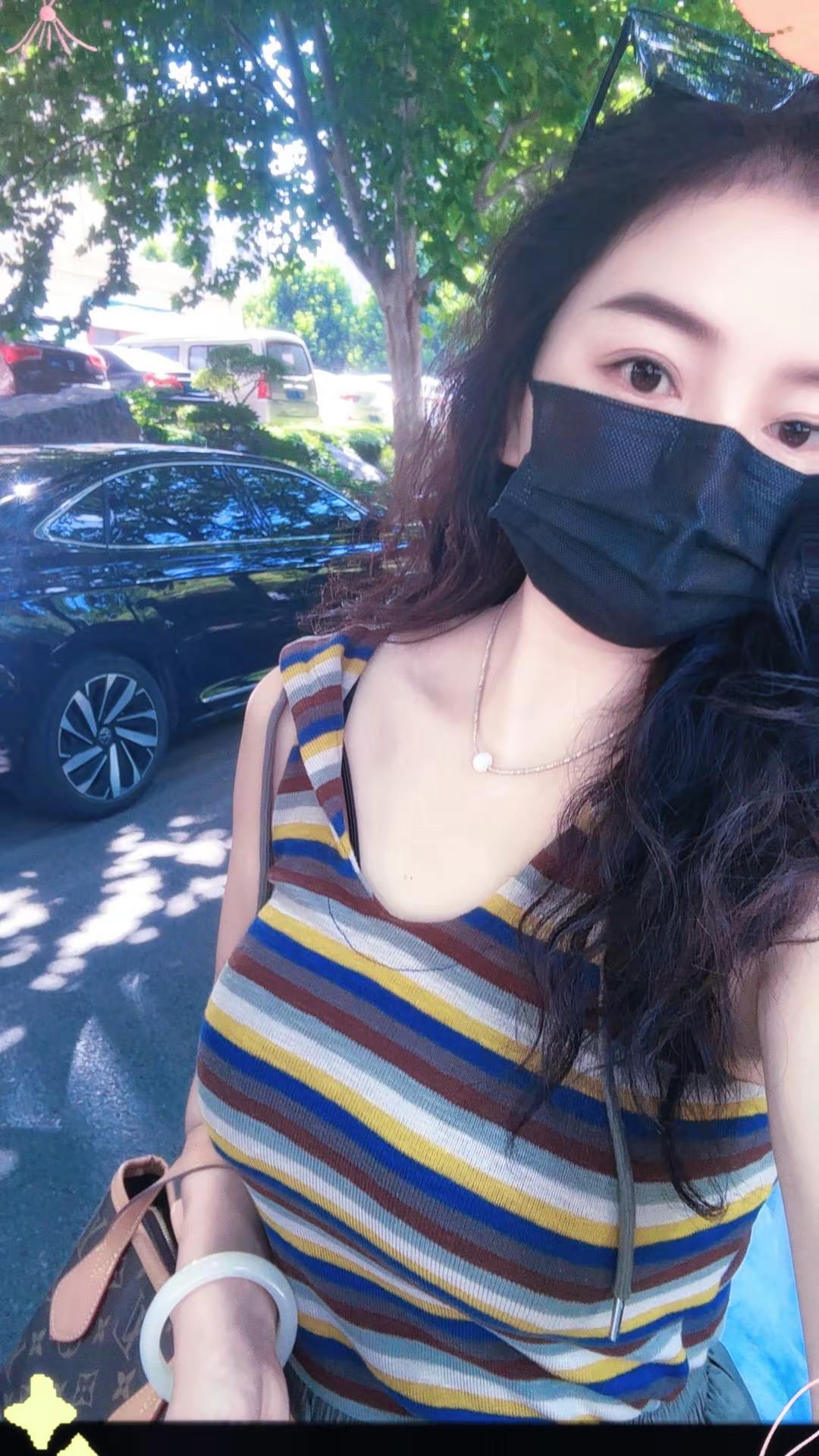 精心打扮精致出门的时候一个认识的人都遇不到，当你头不梳脸不洗哪怕带着口罩出门的时